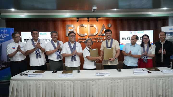 Photo shows (from left) Pag-IBIG Fund Acting Deputy CEO Atty. Marcial C. Pimentel Jr., Deputy CEOs Benjamin R. Felix Jr. and Alexander Hilario G. Aguilar; DHSUD Secretary and Pag-IBIG Fund Board Chairman Engr. Jose Ramon P. Aliling; Pag-IBIG Fund CEO Marilene C. Acosta; BCDA President and CEO Engr. Joshua M. Bingcang, Chairman Atty. Jerry Marasigan, Executive Vice President and COO Gisela Z. Kalalo, and Board Director Gerard R. Seno.