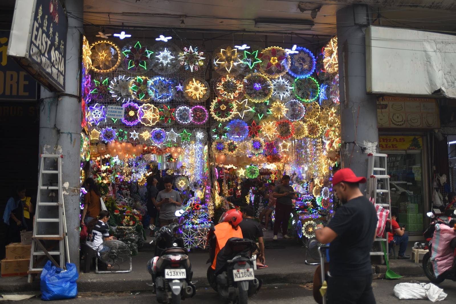 Christmas lights and traditional ‘parols’ illuminate Carriedo Street in Quiapo, Manila, on October 10, as the Philippines embraces the ‘ber months,’ marking the start of the countdown to the Christmas season. | Zedrich Xylak Madrid