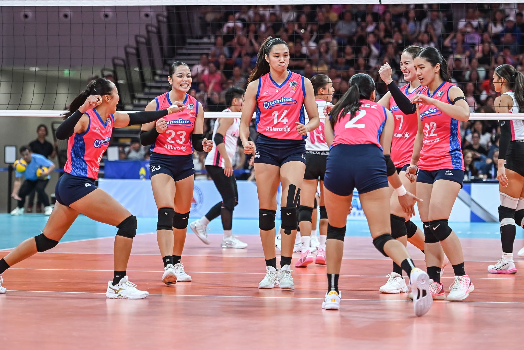 Creamline crushes Akari in front of record Cebu crowd 