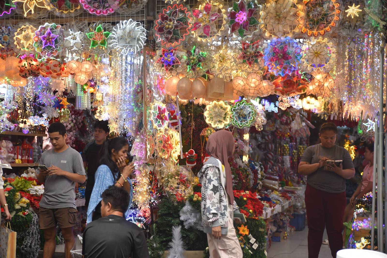 Christmas lights and traditional ‘parols’ illuminate Carriedo Street in Quiapo, Manila, on October 10, as the Philippines embraces the ‘ber months,’ marking the start of the countdown to the Christmas season. | Zedrich Xylak Madrid