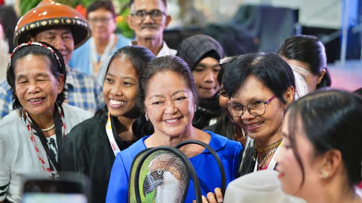 FIRST Lady Liza Araneta-Marcos with artisans.