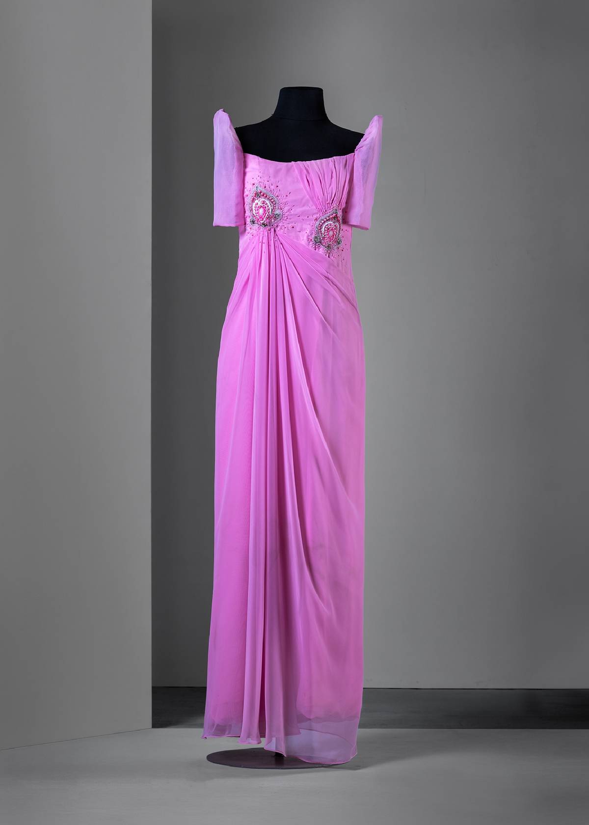 Aureo Alonzo (1928-2014)
Rose pink chiffon terno with ruching and beaded appliqués, c. 1990s. Worn by former First Lady Luz Banzon Magsaysay. A gift of Mila Magsaysay Valenzuela.