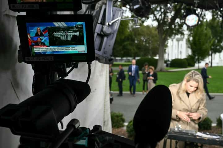 U.S. Justice Dept. probes TV networks' pool coverage