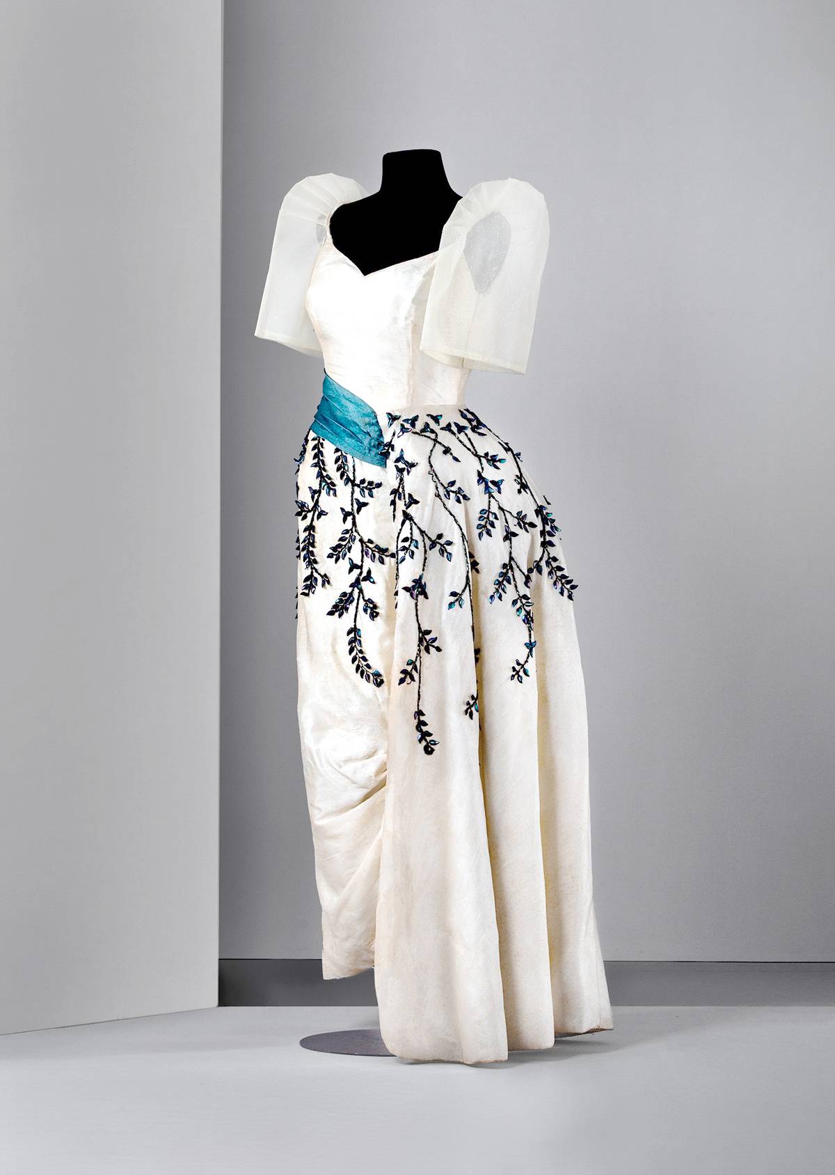 Salvacion Lim Higgins (1920-1990)
Ivory Italian silk terno with an asymmetrical side train with a slate-blue gazar sash, c. 1950s. A gift of Mark Lim Higgins.
