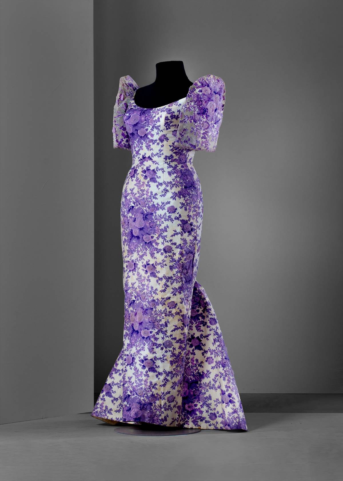 Ramon Valera (1912-1972)
Sheath cotton terno in a purple floral print with a short godet train, c. 1957-1961. Worn by former First Lady Leonila ‘Inday’ Garcia. A gift of Carlos Garcia Campos.