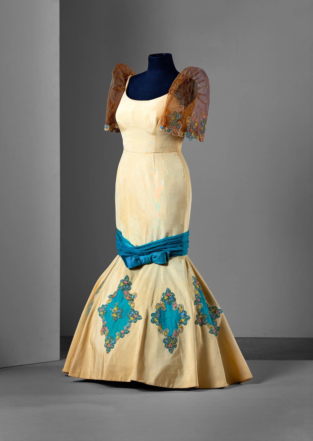 Salvacion Lim Higgins (1920-1990)
Mermaid-cut terno with floral appliqués and ruched organza detail, c. 1950s
Worn by former First Lady Leonila ‘Inday’ Garcia. A gift of Carlos Garcia Campos.