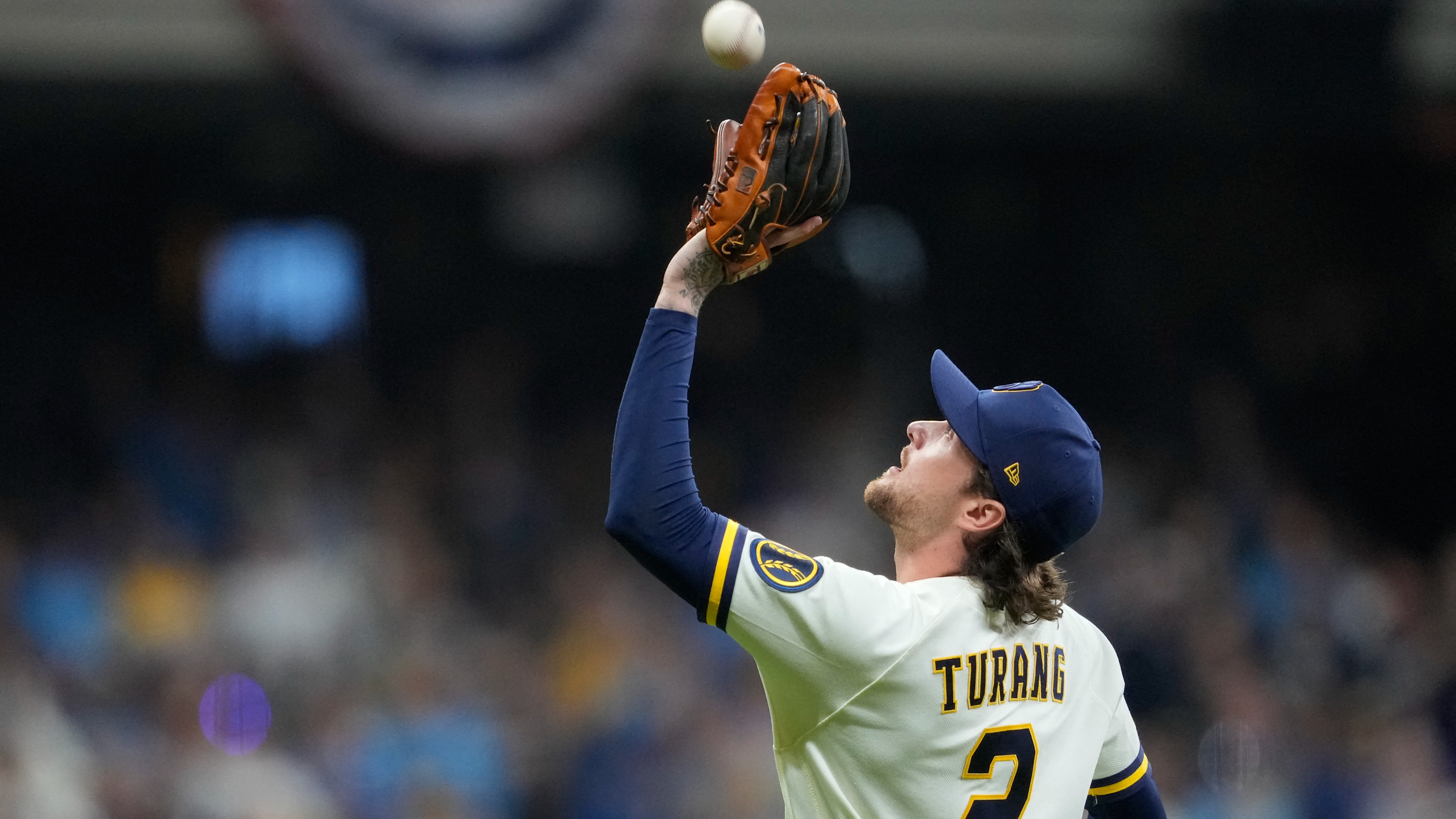 Brewers land first blow in NLCS opener 