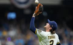 Brewers land first blow in NLCS opener