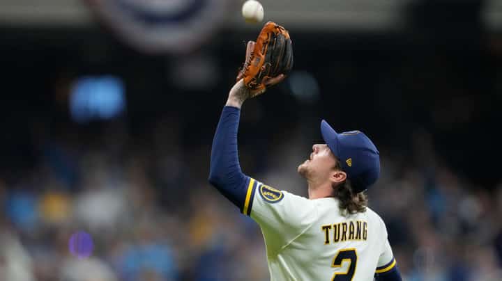 Brewers land first blow in NLCS opener