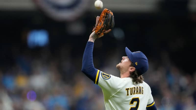Brewers land first blow in NLCS opener