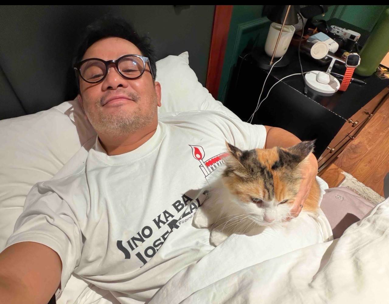LILY, a Maine Coon and Siberian mix, sleeps with Ogie and his wife 
Regine Velasquez in the bedroom.