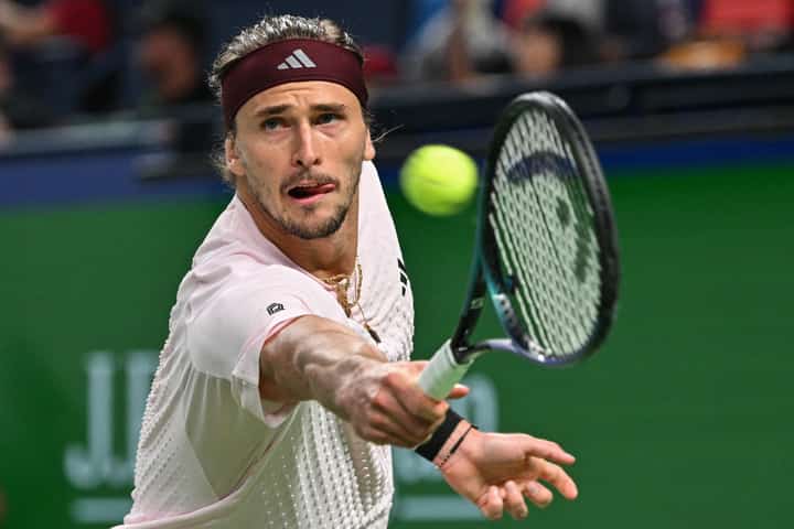 Zverev defies ‘physical issues’