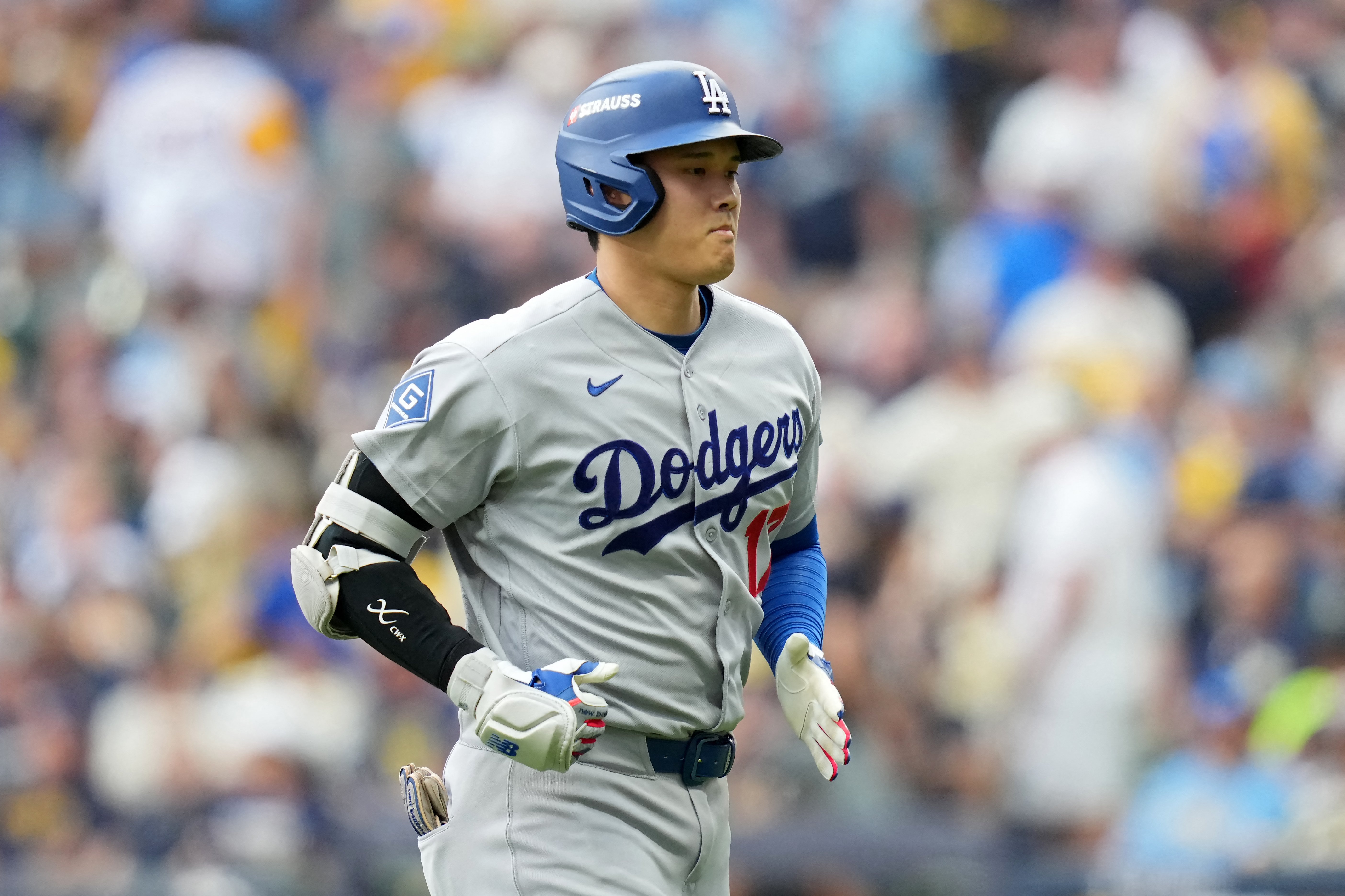 Dodgers sticking with struggling Ohtani