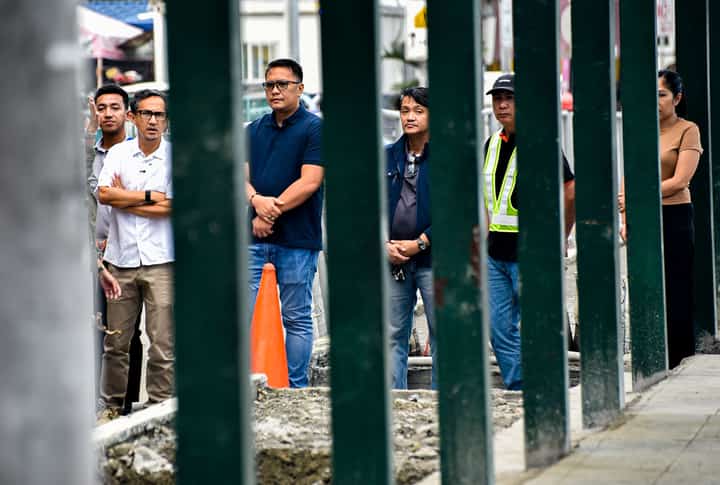 DIZON INSPECTS EDSA SIDEWALK WORKS