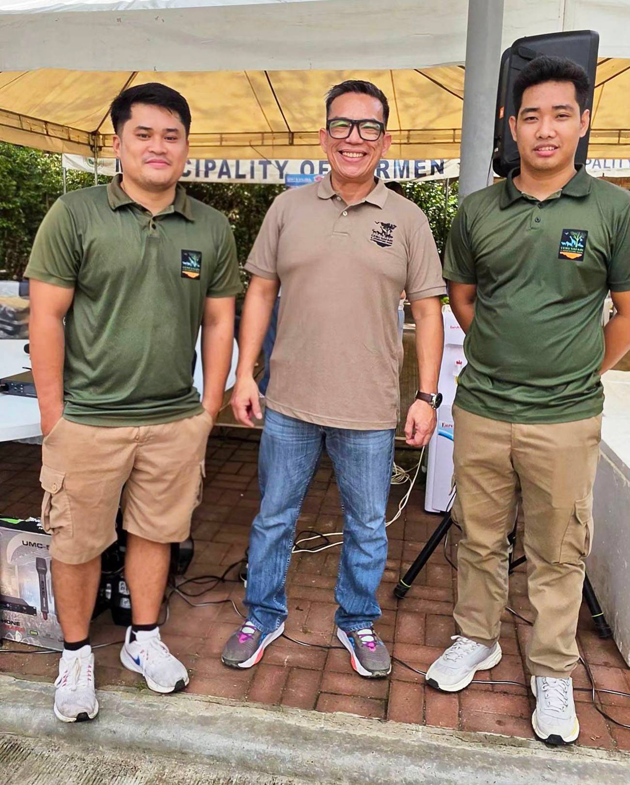 EMMANUEL Pacifico, HR manager flanked by Mark Jorquia and Requelito Ramos.