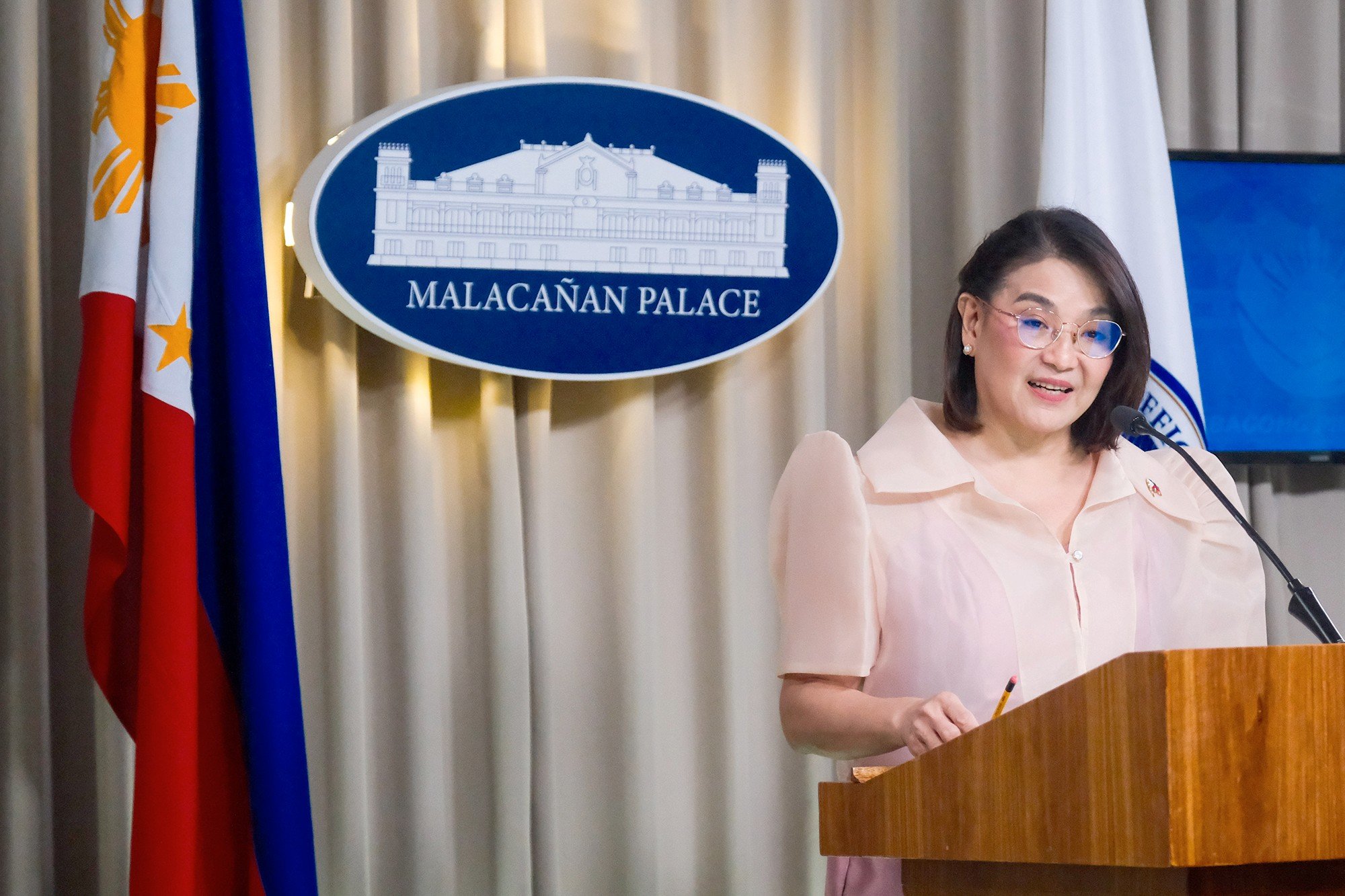 Castro shrugsoff Marcos’ ratings fall