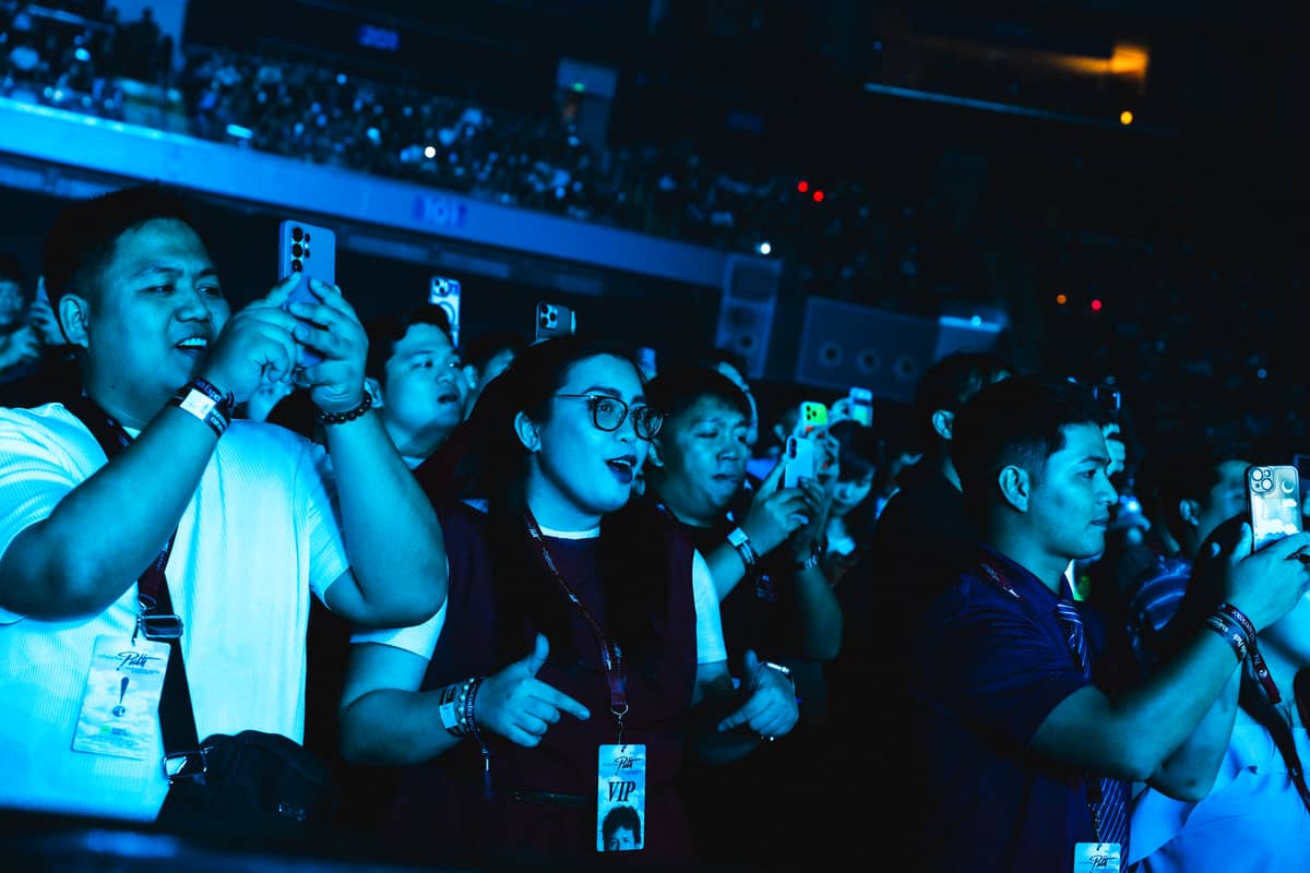 Fans sing along as Charlie Puth performs “One Call Away” during his long-awaited return to the Philippine stage.