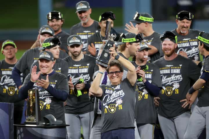 THE Milwaukee Brewers celebrate after beating the Los Angeles Dodgers, 6-4, to book a return to the World Series of Major League Baseball after a 44-year absence.