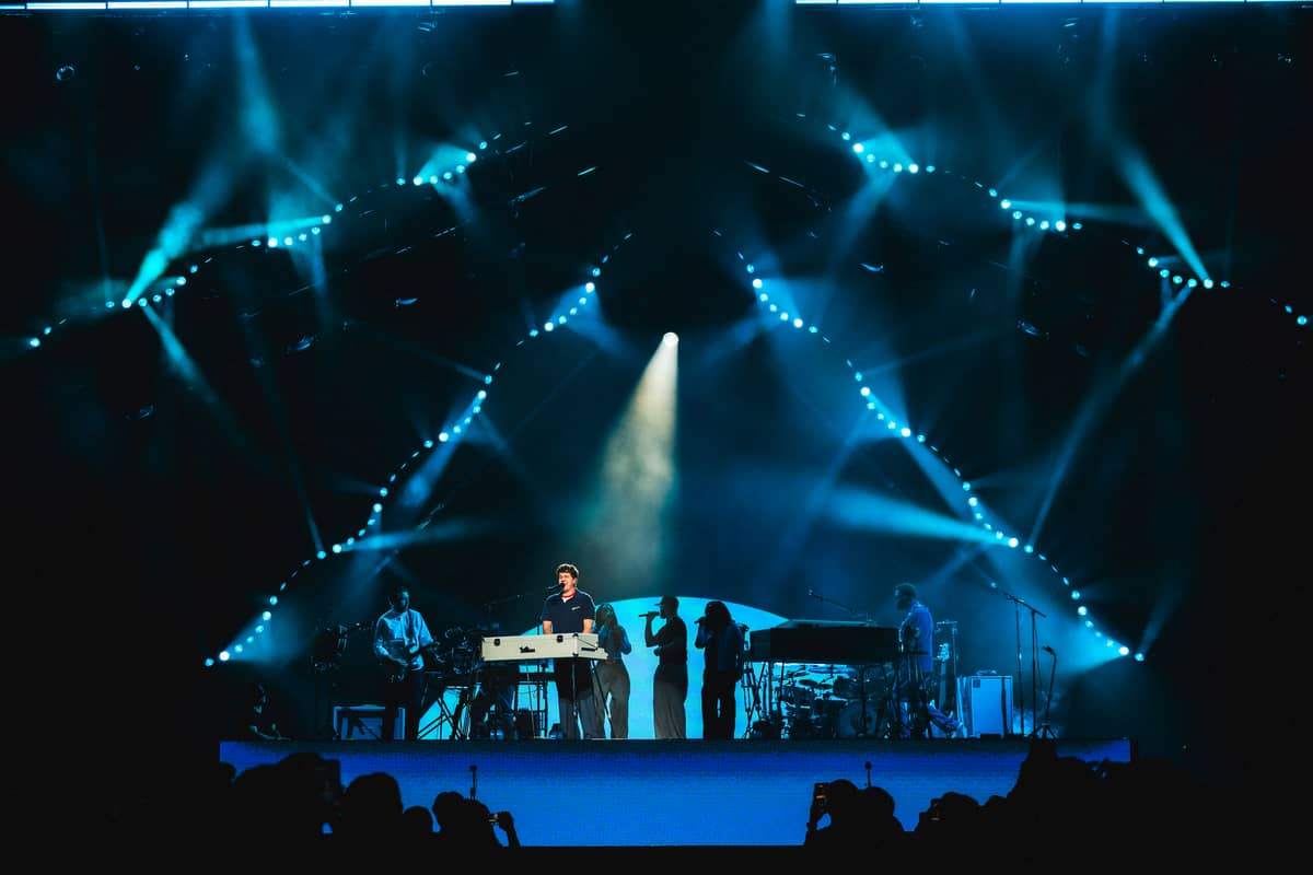 Charlie Puth reconnects with Filipino fans through a setlist spanning his biggest hits and newer releases.