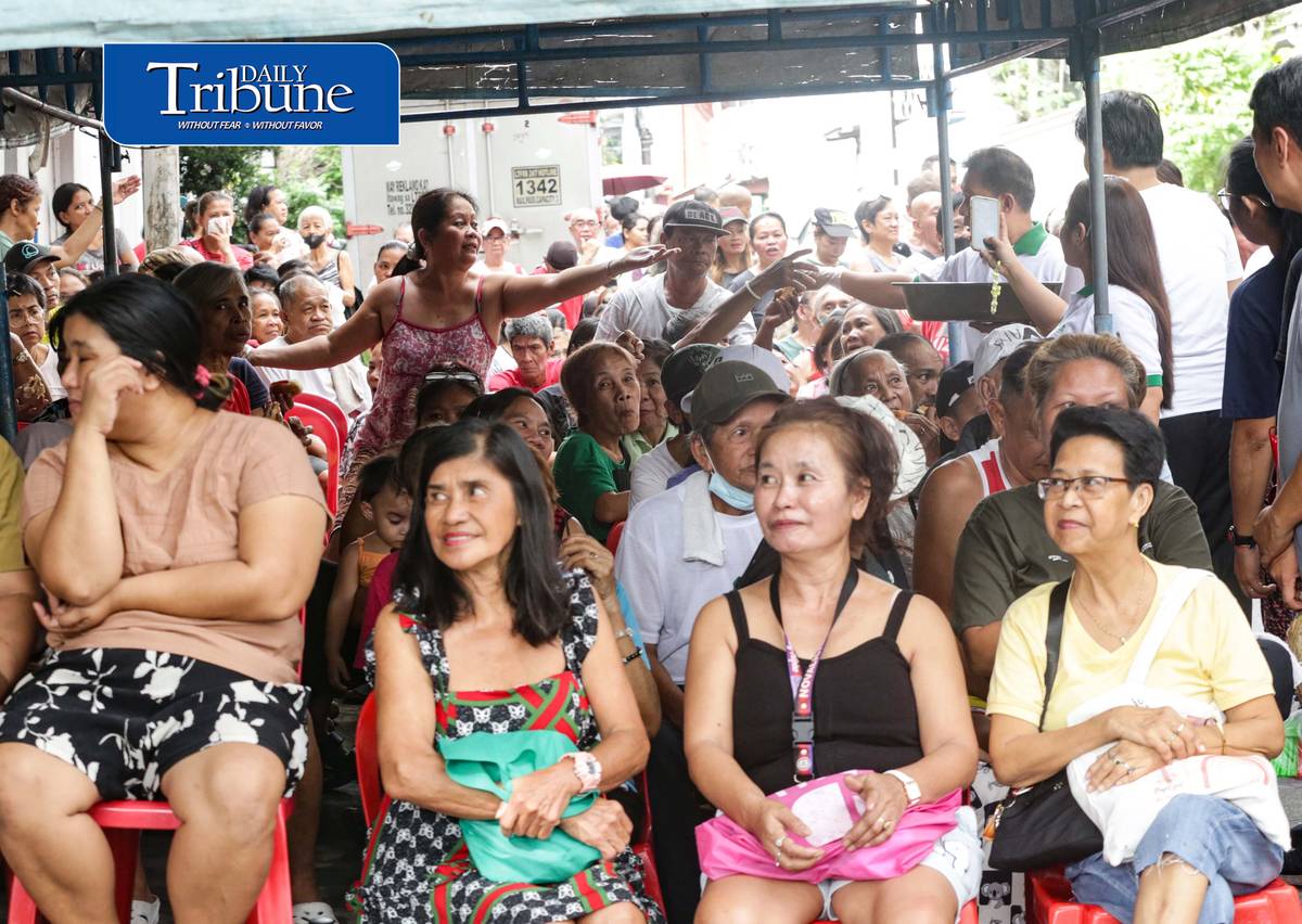 (October 16 2026) People flock at the Kamuning Bakery in Quezon City on Friday, October 16, to avail free Pandesal as the bakery marked World Pandesal Day, with 100,000 pieces set to be distributed to the public and communities in need. Photo/Analy Labor