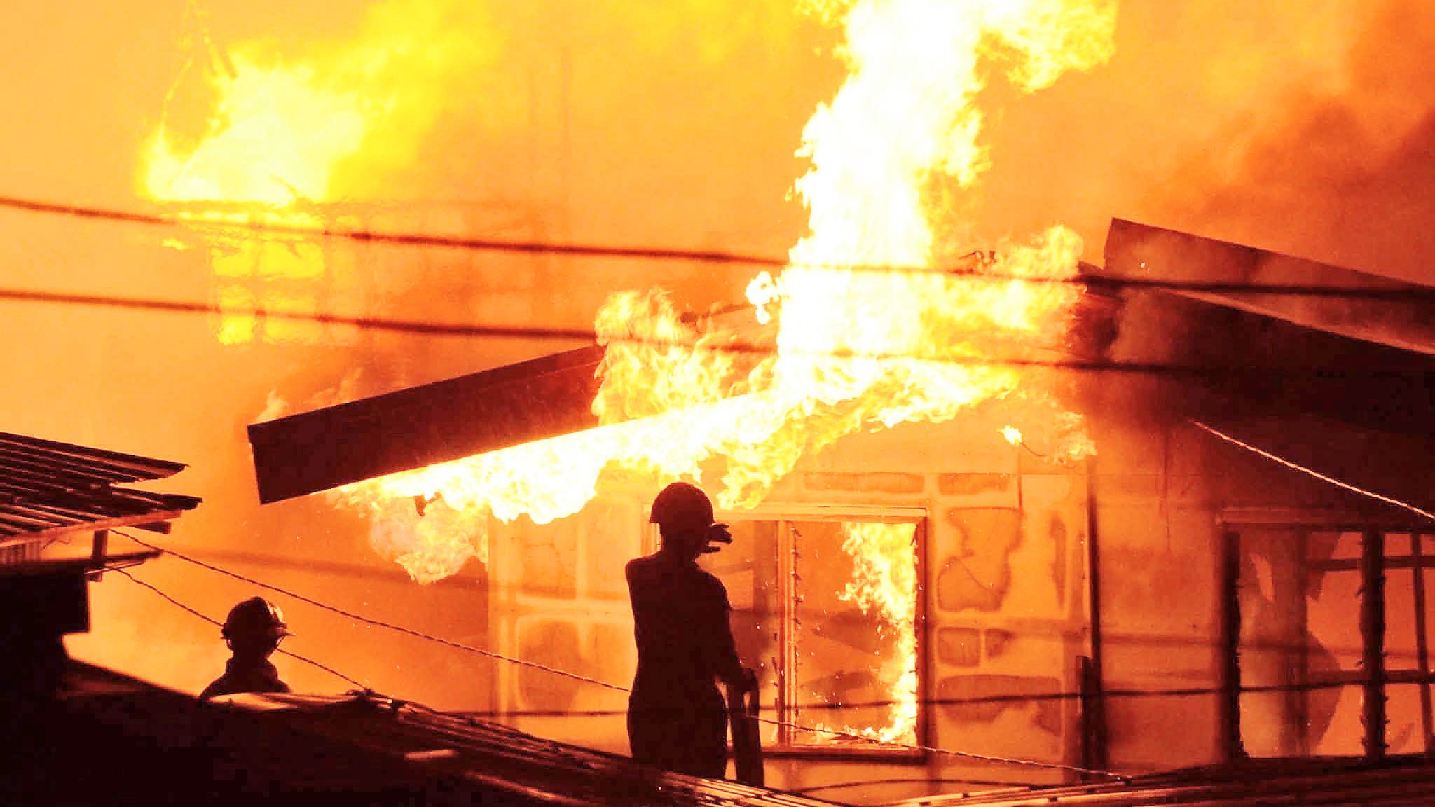 Fire displaces 1,000 families 
