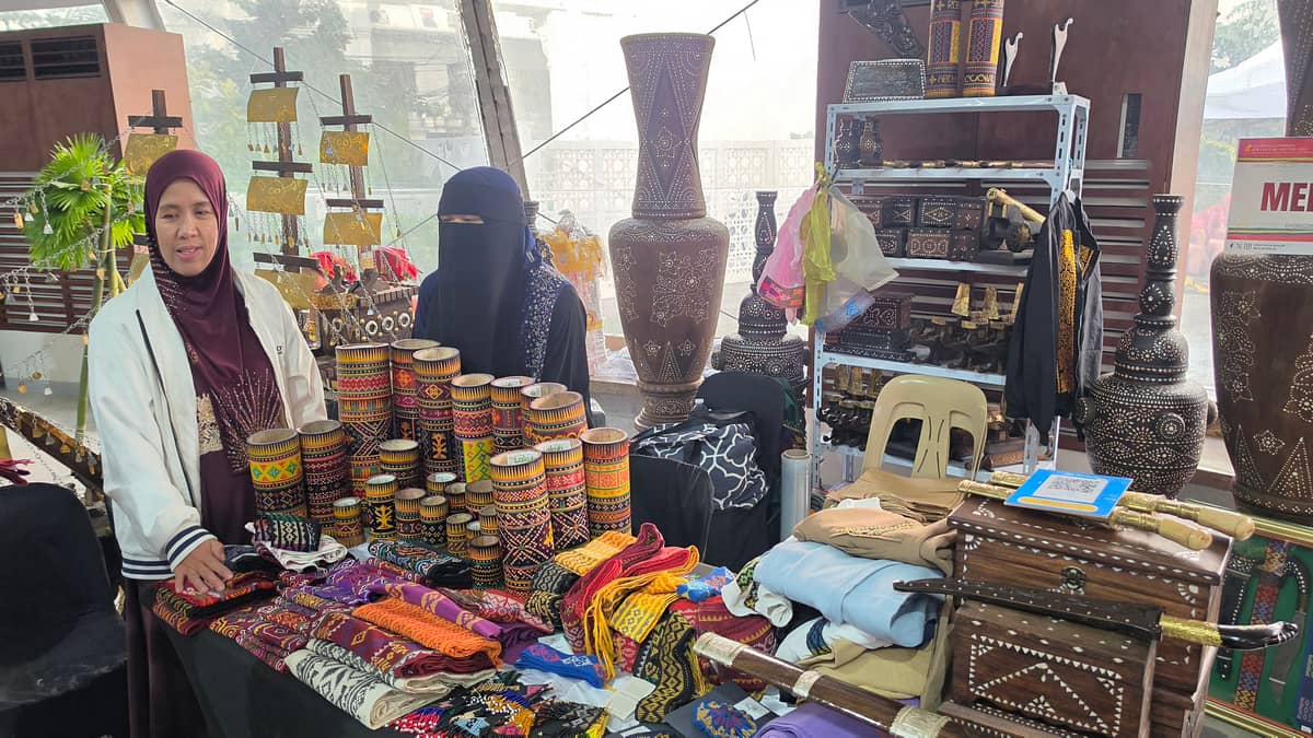 MERANAW delegates showcasing their handicrafts.