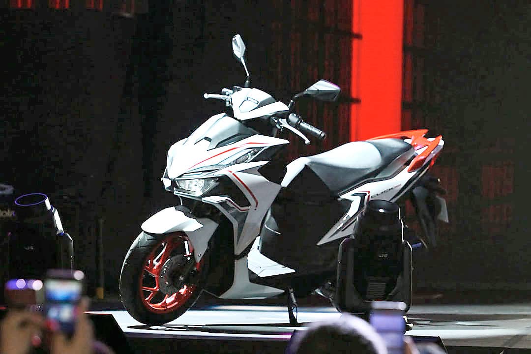 ROSS White is among the three color options available for the new Honda Click160.