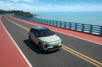 HYBRID JOYEE S08 combines a 1.5-liter turbocharged engine with a claimed electric-only range of 210 kilometers and a total driving range of 1,555 kilometers.