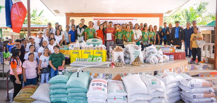 Quezon gov't distributes farm, fishing aid in Lopez