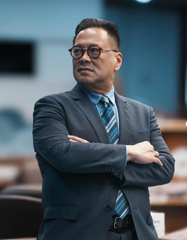 LONG road for the Good One The road to becoming one of the Senate’s most dependable members has been anything but a bed of roses for Senator JV Ejercito. His work often means long hours, tedious reviews and digging through the details that rarely make headlines.