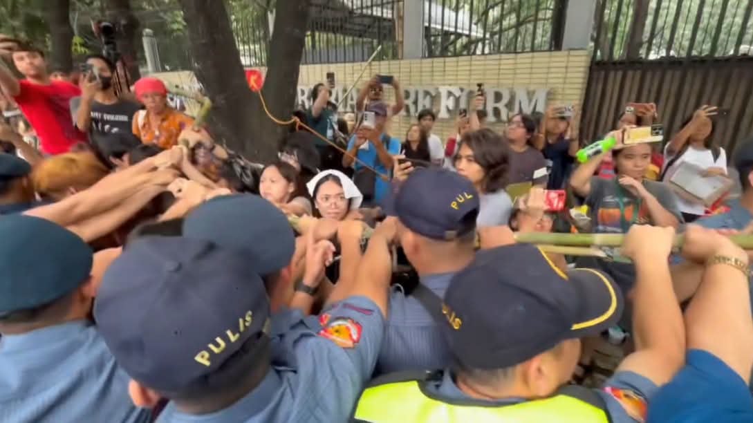 QCPD maintains maximum tolerance; alternative media condemns police violence vs. journalists
