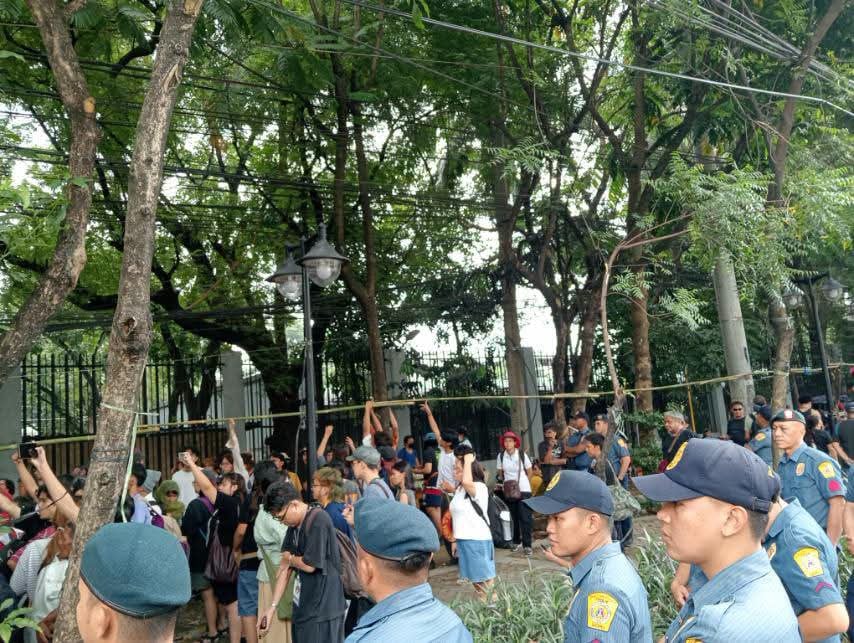 QCPD dismantles bamboo shelter near DAR premises due to lack opermit