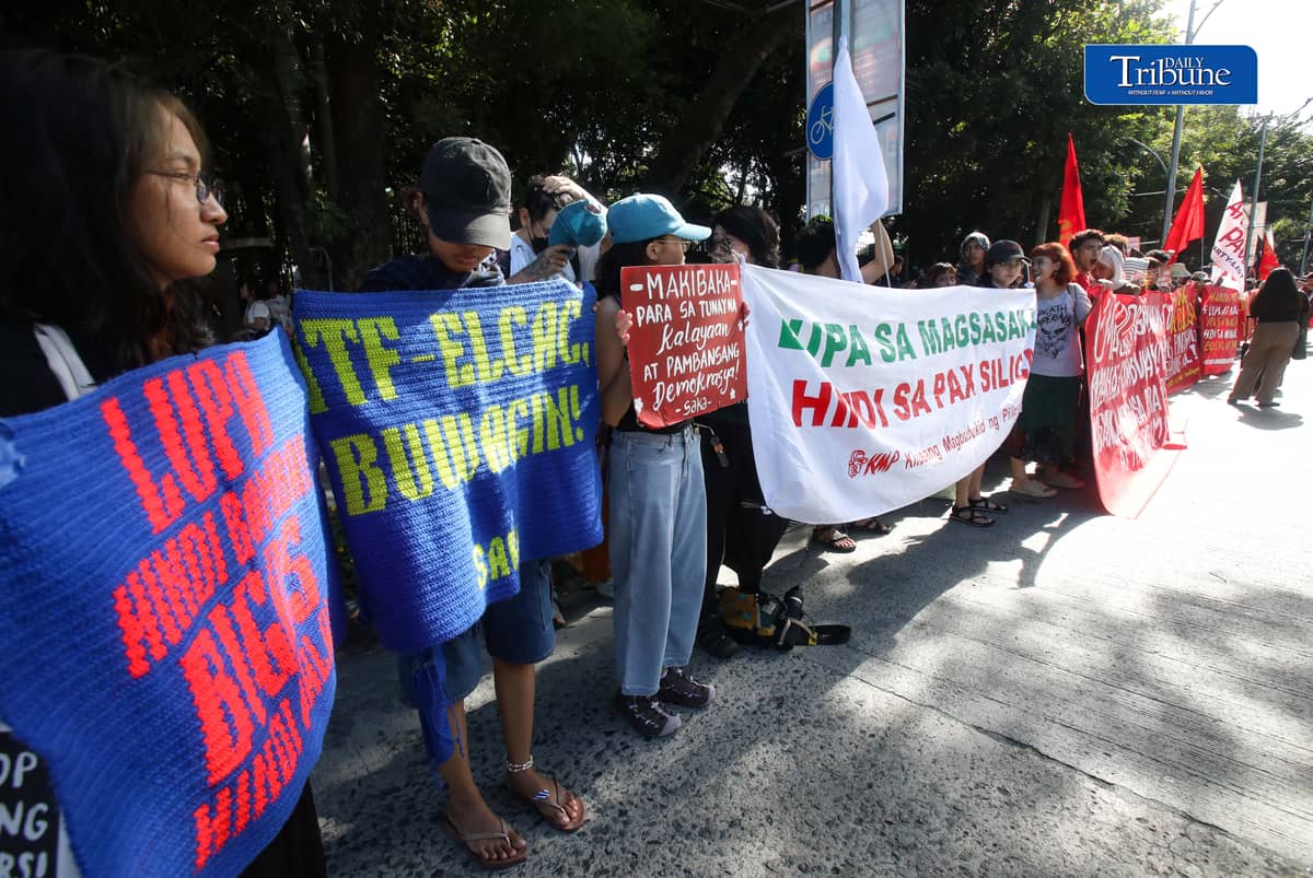 (October 19 2026) Various group with farmers from Central Luzon and Southern Tagalog stage a protest Camp at the Department of Agrarian Reform (DAR) Elliptical Road, Quezon City on Monday October 19 2026, to condemn the expansion of foreign-backed infrastructure and economic projects that prioritize corporate interests over rural communities, including projects linked to the Luzon Economic Corridor and Pax Silica. They also demand an end to land-use conversion that displaces farmers and threatens food security. The camp continues following police harassment that led to the forced dismantling of the peaceful protest at the Department of Environment and Natural Resources (DENR) last Friday. Photo/Analy Labor