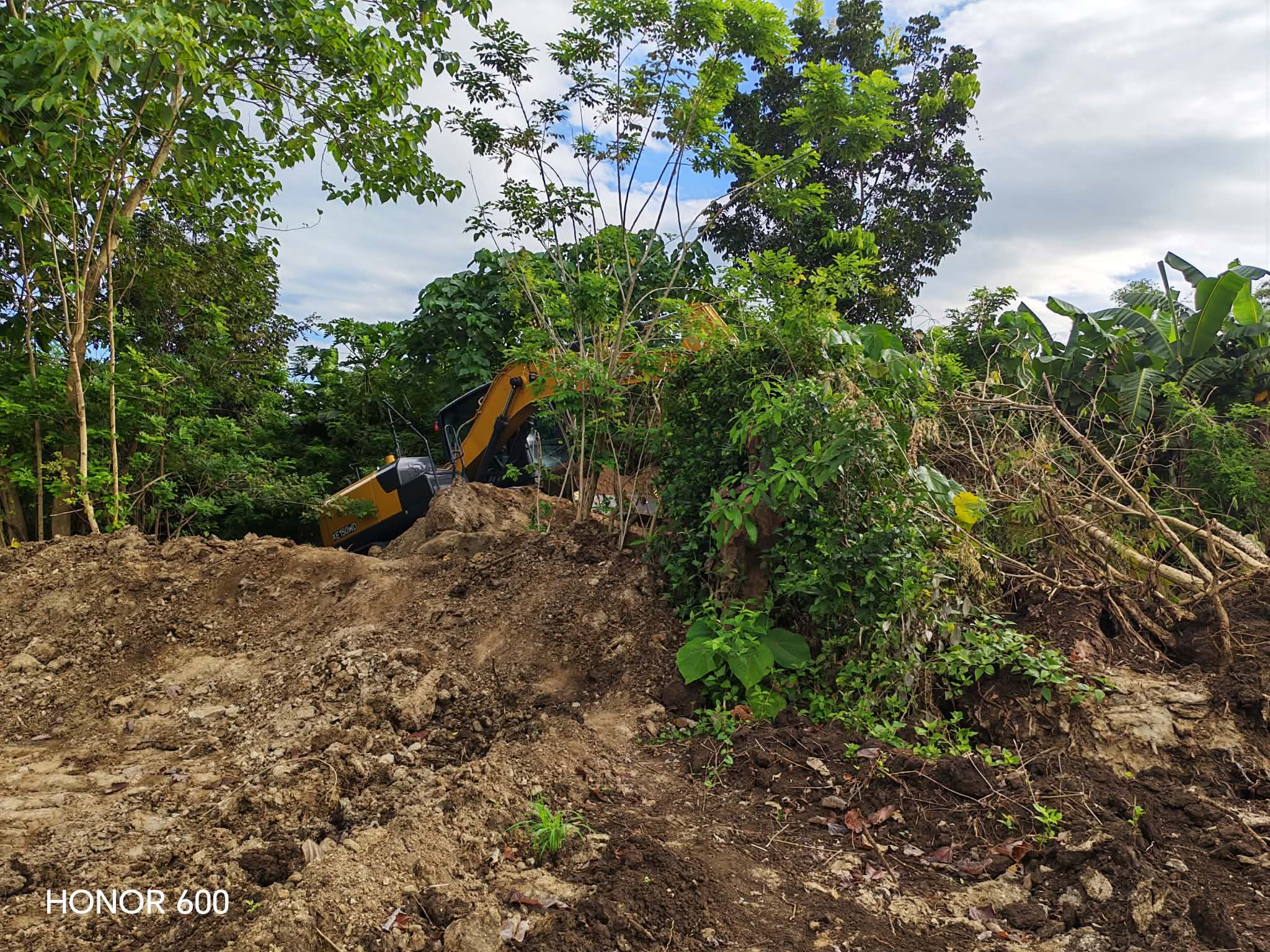 Provincial gov't opens road to Sitio Mangino, farmers get access from farm to home