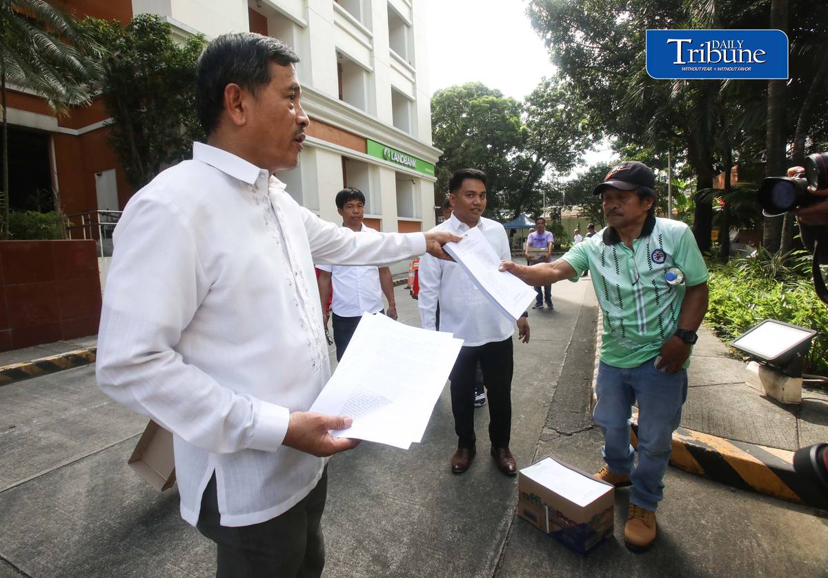 MINING DISPUTE REACHES OMBUDSMAN
Residents of Kasibu, Nueva Vizcaya, joined environmental and Indigenous rights groups in filing complaints against police personnel, Barangay Pao officials and NLMRC before the Office of the Ombudsman in Quezon City on Monday, 19 October.
The complaints stem from the arrests of the Kasibu 3 and Kasibu 11, along with allegations of bribery, corruption and perjury. Environmental defenders from Dupax del Norte also filed countercharges against police officers.
Marking National Indigenous Peoples Month, the groups demanded the revocation of NLMRC's exploration permit, citing alleged land grabbing, threats to livelihoods and concerns over mining expansion linked to foreign mineral demand under the U.S.-led Pax Silica initiative.
Photo by Analy Labor