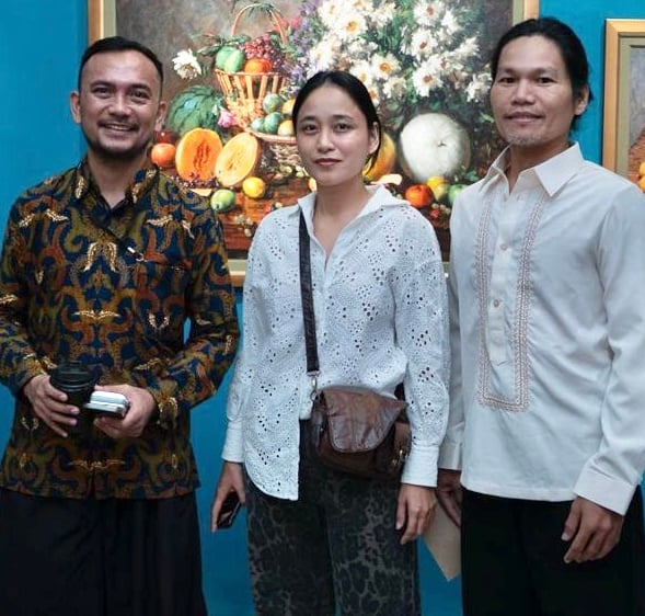 Representing the artist, Prof. Jay Jore, Red Pates, and Ronyel Compra, Catarata's cousin.