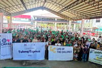 ORGANIZERS, volunteers and beneficiaries assemble for a group photo during the ‘Operation Tulong Express’ relief operation.