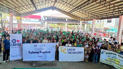 ORGANIZERS, volunteers and beneficiaries assemble for a group photo during the ‘Operation Tulong Express’ relief operation.