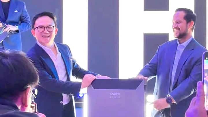 NAVCO Group president Ryan Tan and president and CEO of GoPrime Technology Corp. Engr. Bhong Bibi demonstrates the power of Anker SOLIX’s ‘Solar Bank 4’ in BGC, Taguig City.