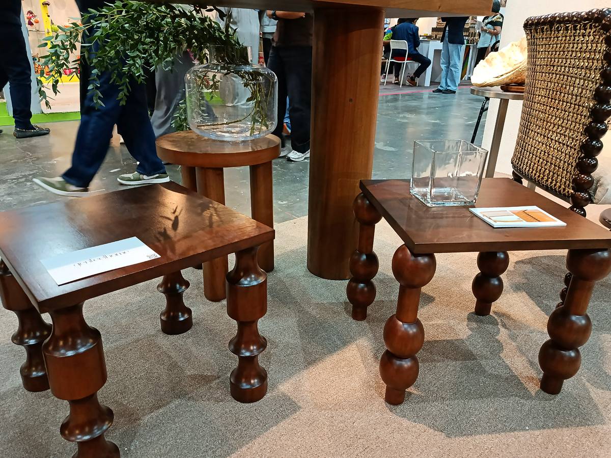 BOBBIN or ball-turned legs.