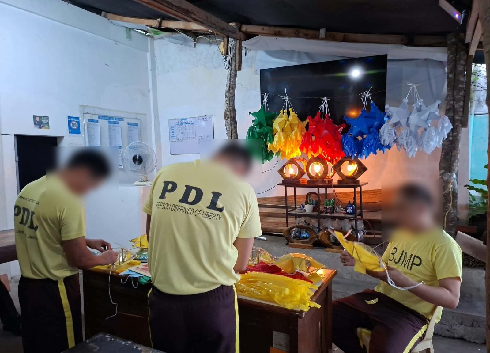 Albay jail inmates earn P11,810 from Christmas lantern sales