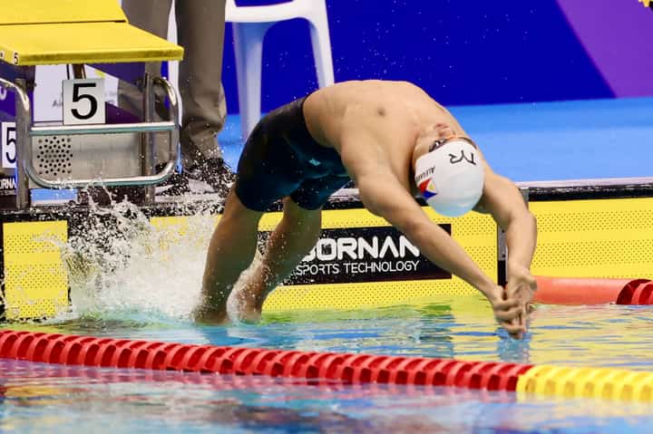 ARIEL Joseph Alegarbes displays his deadly form in the final of the men’s 100-meter backstroke S14 event that gave the Filipinos their second 5th Asian Para Games gold medal on Tuesday.