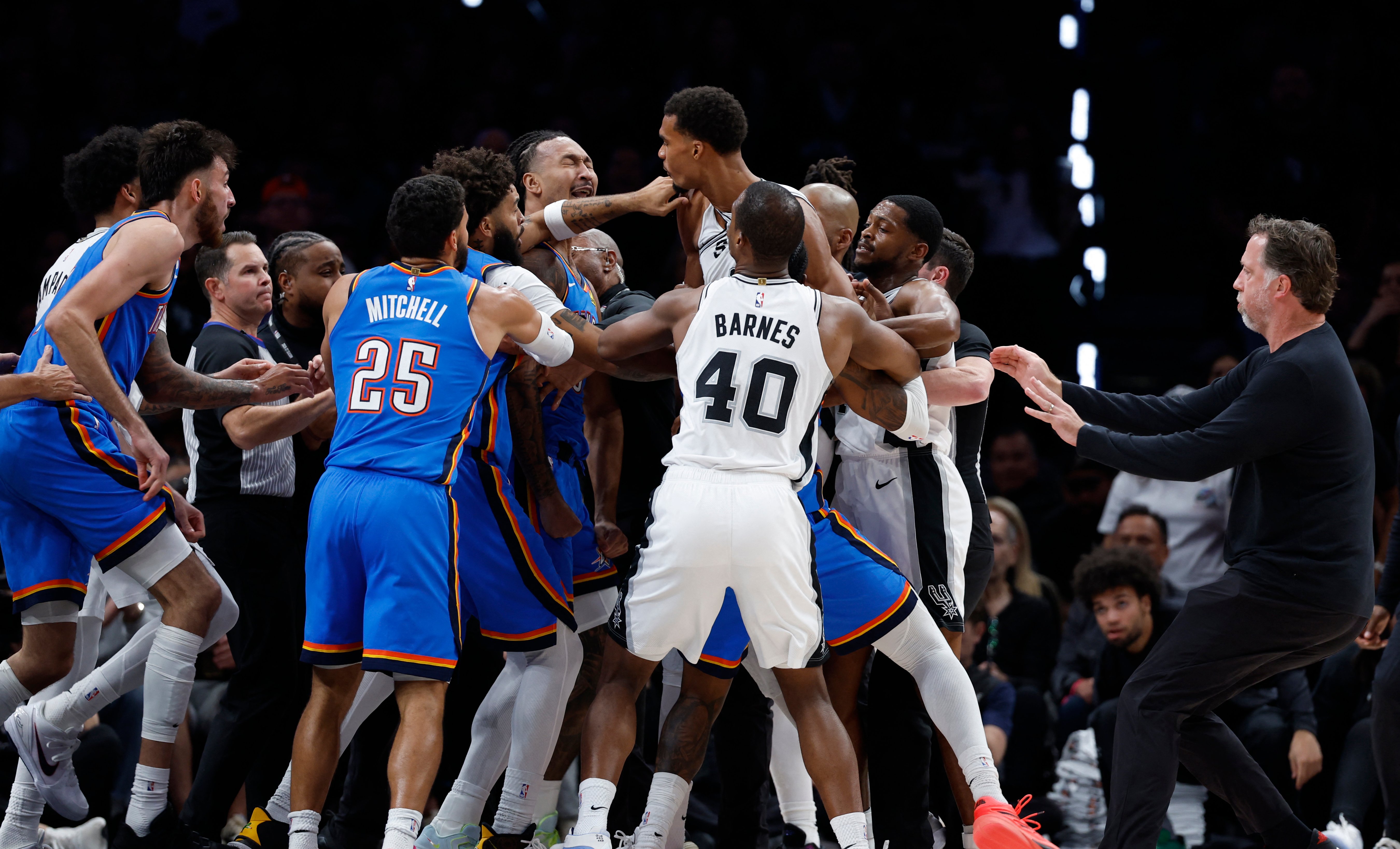 Thunder pip Spurs in chippy opener