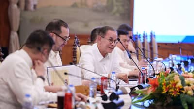 THE government continues to bring more affordable medicines and health services to Filipinos, especially underserved communities, as discussed at the 11th meeting of the Private Sector Advisory Council-Healthcare Sector Group at Malacañang Palace on Wednesday. Attended by PSAC lead convener, Aboitiz Group CEO Sabin Aboitiz, President Ferdinand R. Marcos Jr. promoted the expansion of YAKAP clinics and GAMOT (Guaranteed Accessible Medications for outpatient Treatment) providers in underserved areas, the acceleration of digital services, and the improvement of processes to make medicines available to the public faster. The number of registered beneficiaries of YAKAP has reached 22.42 million, while 1.28 million have been provided with free medicines under GAMOT. Meanwhile, the Food and Drug Administration approved 6,971 Certificate of Product Registration applications from January to September 2026, a 49 percent increase compared to the same period last year. Through these measures, the government aims to reduce medical costs and accelerate access for more Filipinos to necessary medicines and health services.