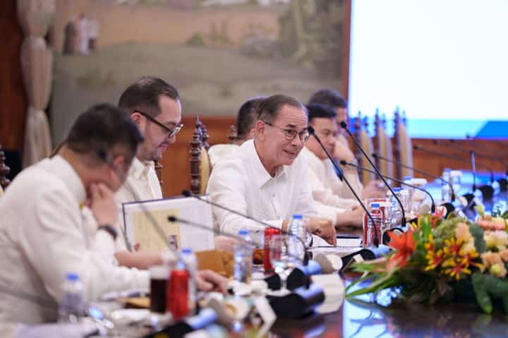 THE government continues to bring more affordable medicines and health services to Filipinos, especially underserved communities, as discussed at the 11th meeting of the Private Sector Advisory Council-Healthcare Sector Group at Malacañang Palace on Wednesday. Attended by PSAC lead convener, Aboitiz Group CEO Sabin Aboitiz, President Ferdinand R. Marcos Jr. promoted the expansion of YAKAP clinics and GAMOT (Guaranteed Accessible Medications for outpatient Treatment) providers in underserved areas, the acceleration of digital services, and the improvement of processes to make medicines available to the public faster. The number of registered beneficiaries of YAKAP has reached 22.42 million, while 1.28 million have been provided with free medicines under GAMOT. Meanwhile, the Food and Drug Administration approved 6,971 Certificate of Product Registration applications from January to September 2026, a 49 percent increase compared to the same period last year. Through these measures, the government aims to reduce medical costs and accelerate access for more Filipinos to necessary medicines and health services.