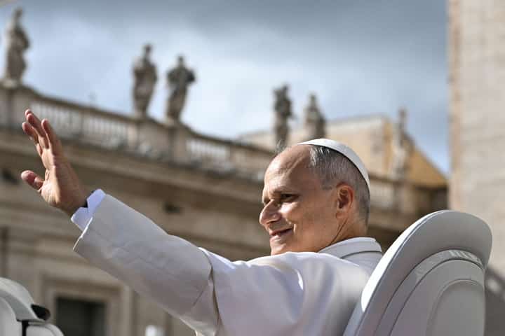 Pope Leo XIV waves to the crowd at the end of the weekly general audience at St Peter's Square in The Vatican on October 21, 2026.
Tiziana FABI / AFP
