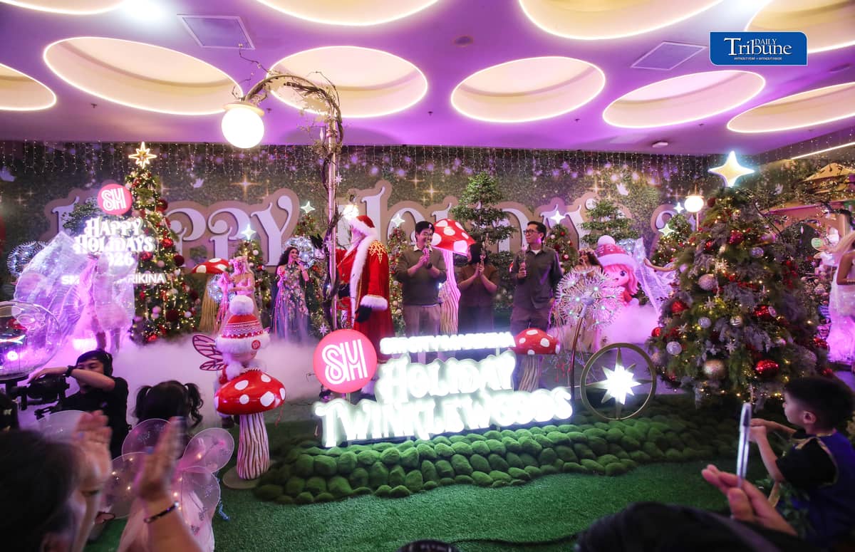 CHRISTMAS MAGIC COMES ALIVE AT SM CITY MARIKINA!

Mallgoers welcome the holiday season as SM City Marikina unveils Holiday Twinklewoods, an enchanting woodland-themed Christmas attraction, on Tuesday evening, 20 October 2026.

The festive launch is part of SM Supermalls' 2026 Super Magical Christmas campaign, bringing holiday lights, decorations and Christmas cheer to shoppers and families.

Photo by Analy Labor | Daily Tribune

#DailyTribune