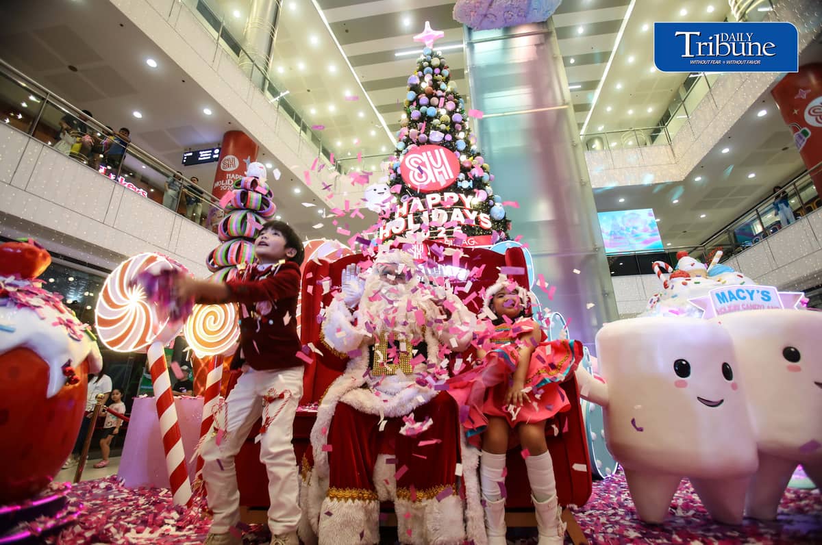 (October 22 2026) Parents with their kids in colorful costumes interact with Sant Claus and other mascots as they enjoy the candy-inspired holiday decorations and pastel-colored Christmas tree during the Macy’s Holiday Candyland Christmas launch at SM City Masinag in Antipolo, Rizal on Wednesday night, October 21 2026. Photo/Analy Labor