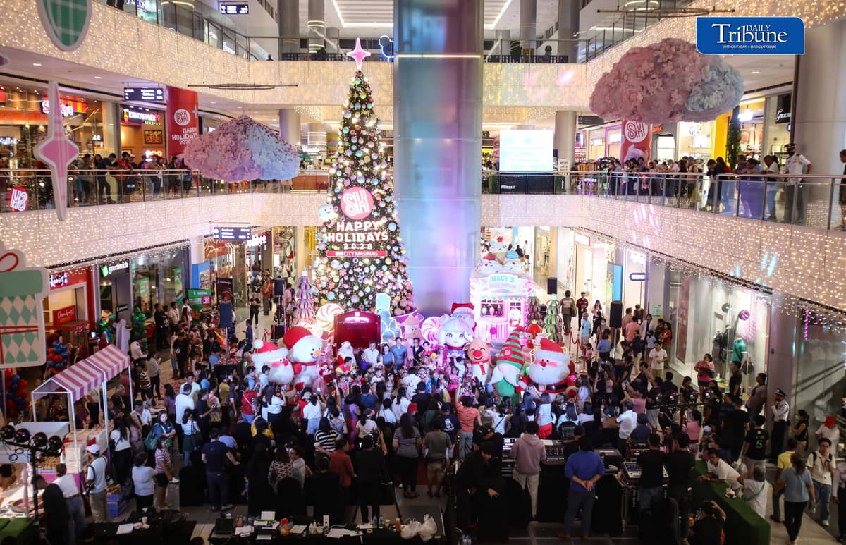 (October 22 2026) Parents with their kids in colorful costumes interact with Sant Claus and other mascots as they enjoy the candy-inspired holiday decorations and pastel-colored Christmas tree during the Macy’s Holiday Candyland Christmas launch at SM City Masinag in Antipolo, Rizal on Wednesday night, October 21 2026. Photo/Analy Labor