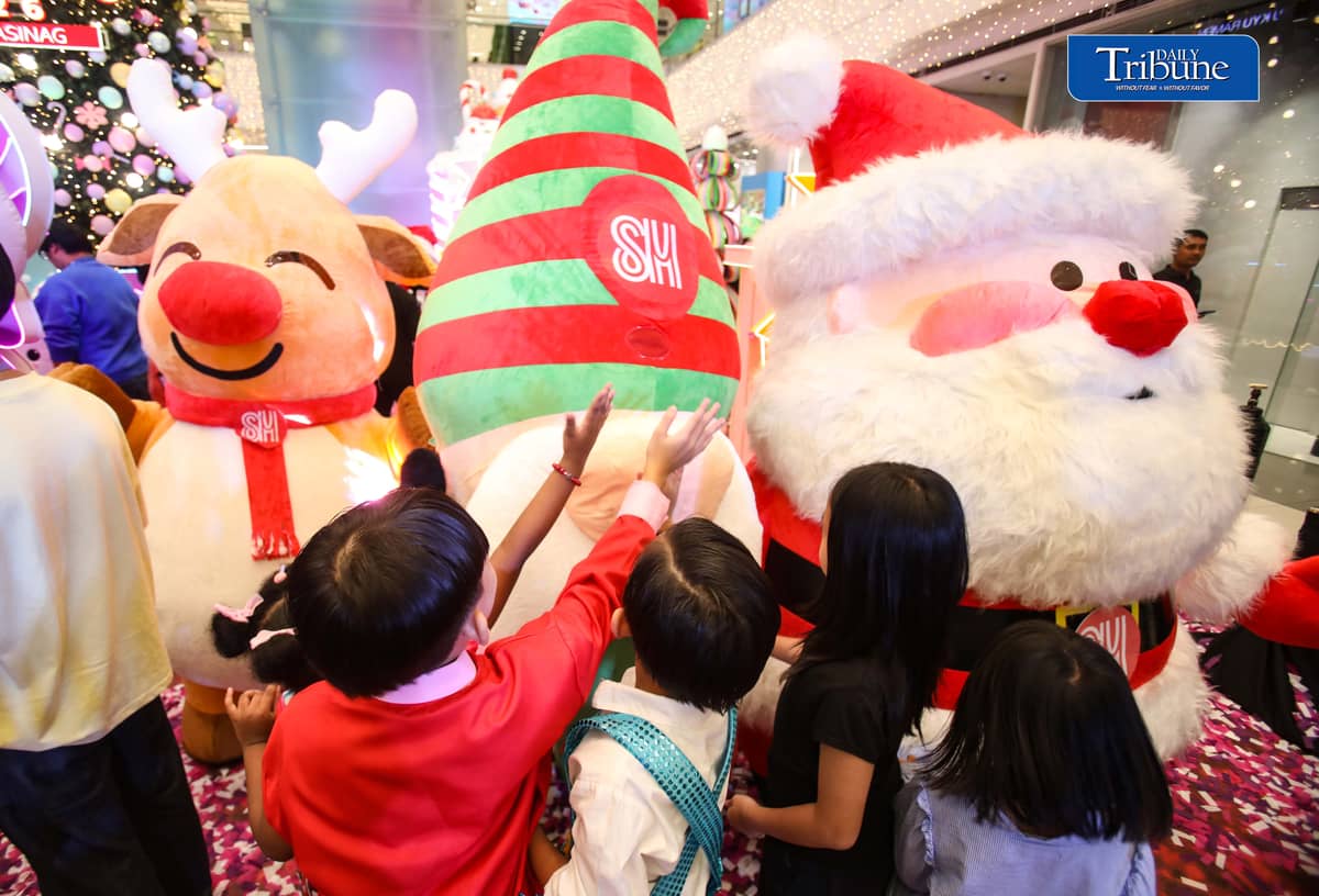 (October 22 2026) Parents with their kids in colorful costumes interact with Sant Claus and other mascots as they enjoy the candy-inspired holiday decorations and pastel-colored Christmas tree during the Macy’s Holiday Candyland Christmas launch at SM City Masinag in Antipolo, Rizal on Wednesday night, October 21 2026. Photo/Analy Labor